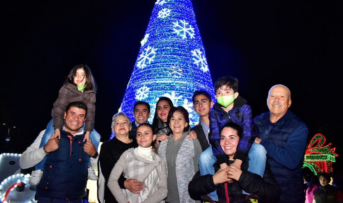 Encienden árbol navideño en Corregidora