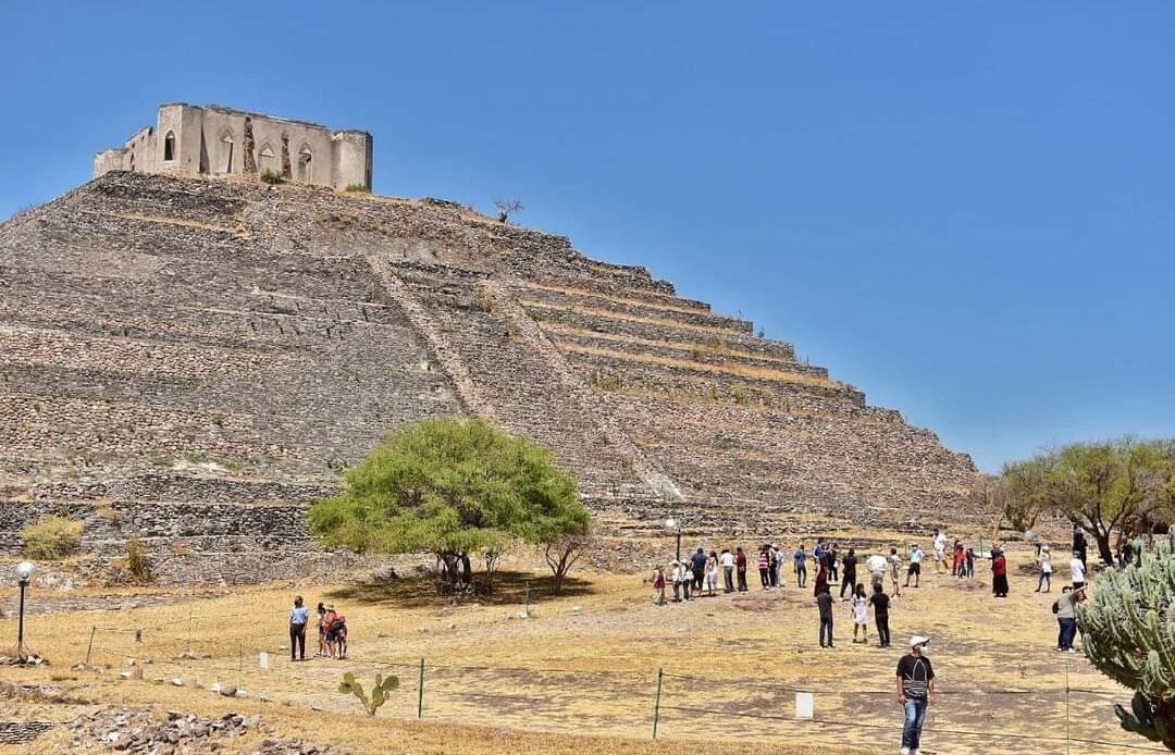 Avanza 70% la limpieza de la cara sur de la pirámide de El Cerrito en Corregidora