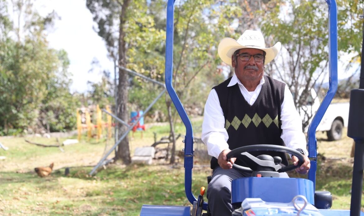 Entrega SEDEA tractores a productores de Huimilpan
