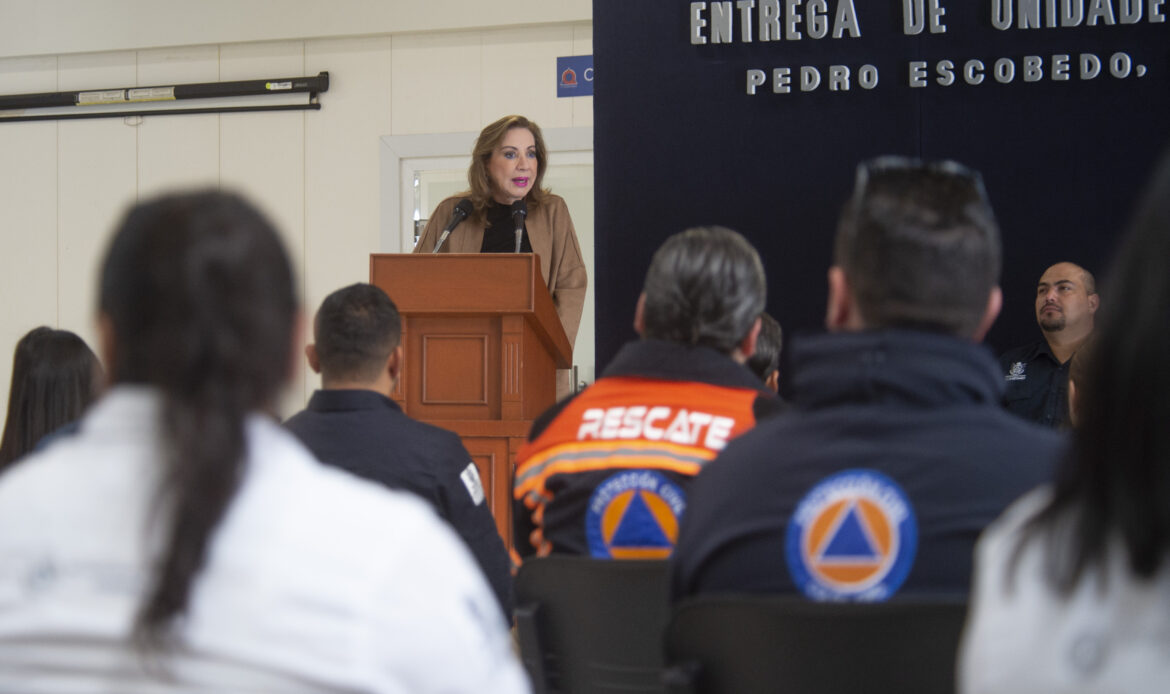 Entrega Lupita Murguía parque vehicular a la Coordinación Estatal de Protección Civil