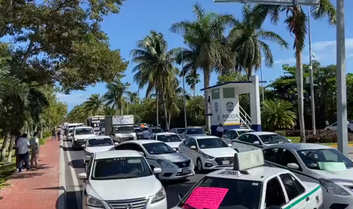 Taxistas bloquean zona hotelera de Cancún y provocan que turistas caminen kilómetros hacia el aeropuerto