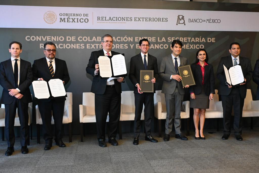 SRE y Banxico firman convenio para la aceptación de matrículas consulares y pasaportes en bancos