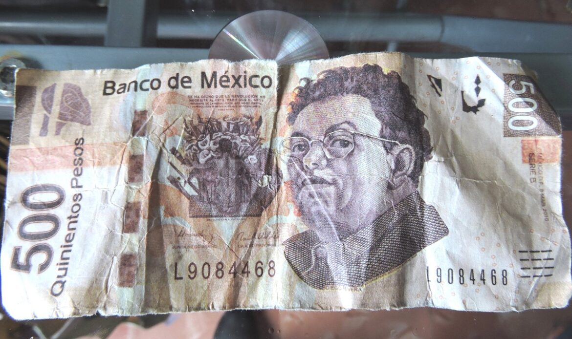 Subasta de billetes falsos en México a través de redes sociales