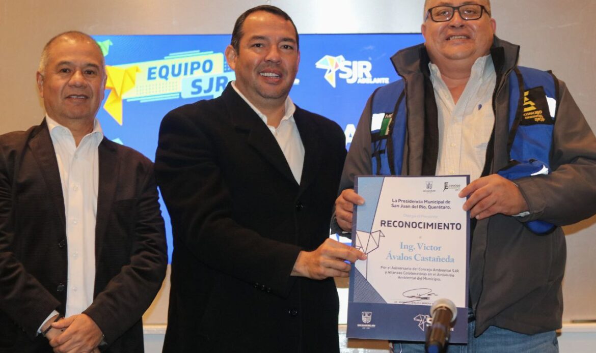 Roberto Cabrera entrega reconocimientos a ambientalistas de San Juan del Río