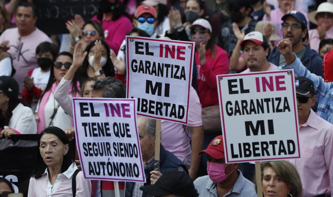 Convocan académicos y activistas a marchar para defender al INE