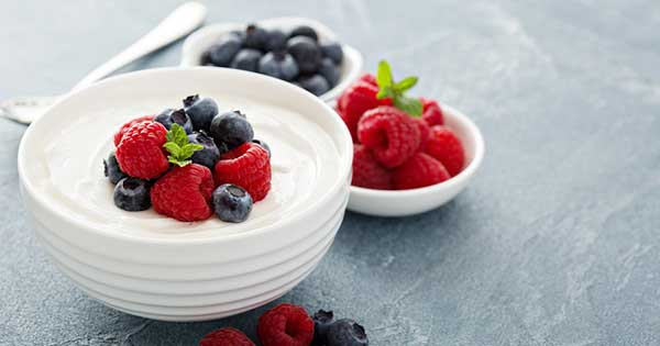 Yogur griego con bayas, ¿una buena opción de desayuno para las personas con diabetes?