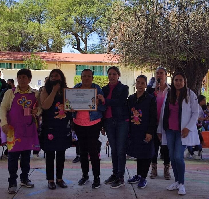 Entrega SESA placa de certificación como Promotora de la Salud a Escuela en Cadereyta de Montes
