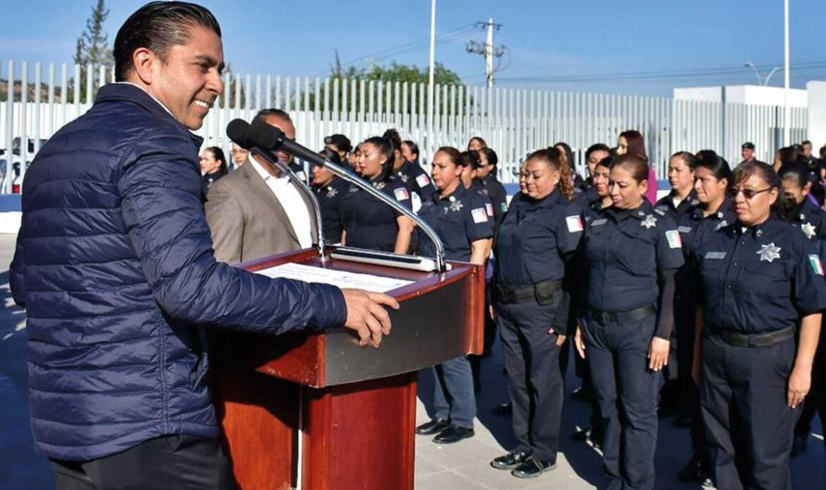 Reconoce Roberto Sosa a mujeres policías de Corregidora