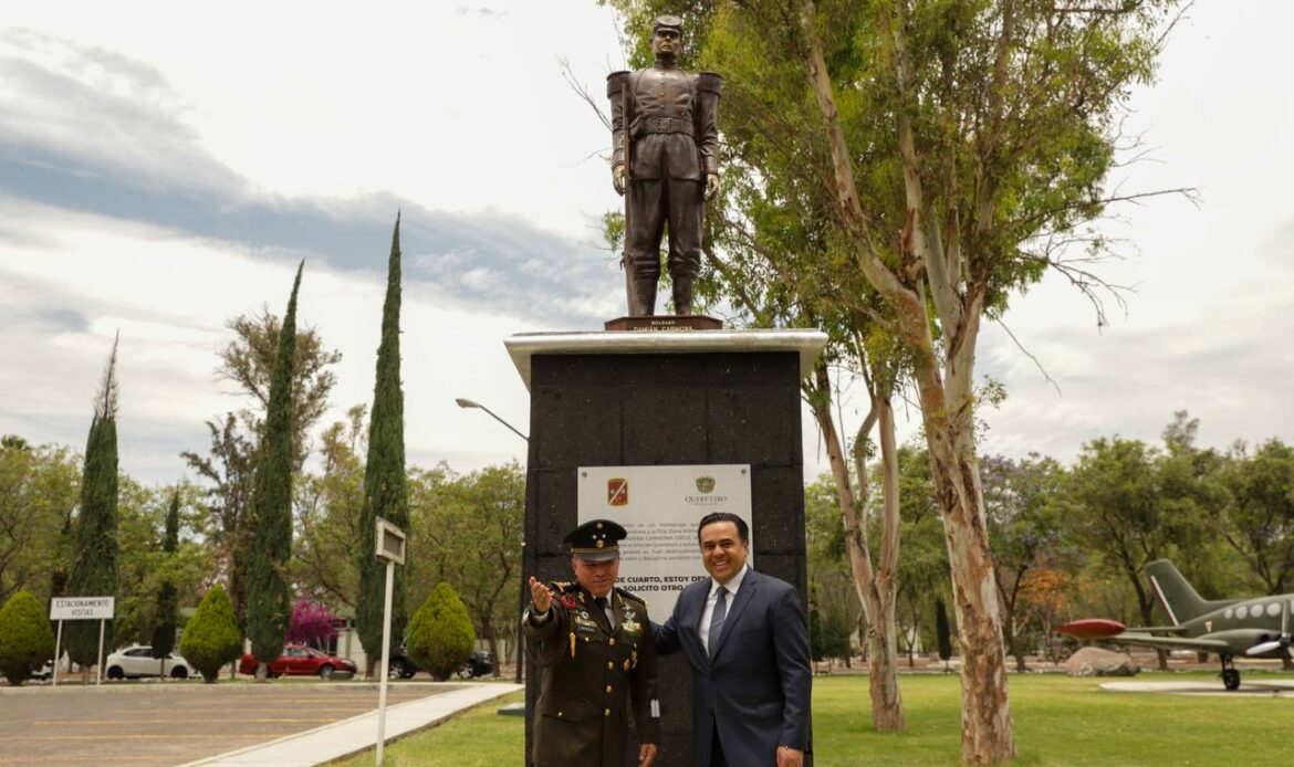 En la Zona Militar, Luis Nava devela estatua en honor a Damián Carmona