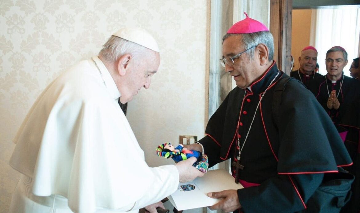 Papa Francisco recibe muñeca Lelé de Querétaro; «es el corazón de los pueblos originarios”