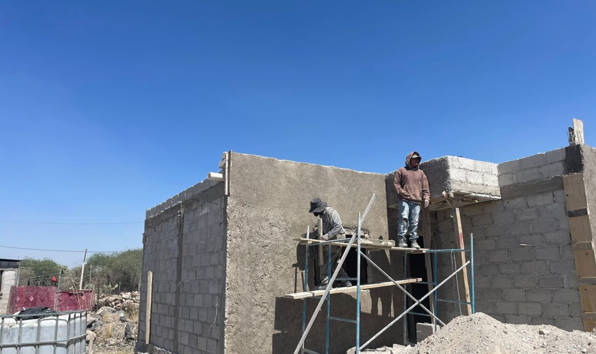 Supervisa titular del IVEQ construcción de viviendas en El Marqués
