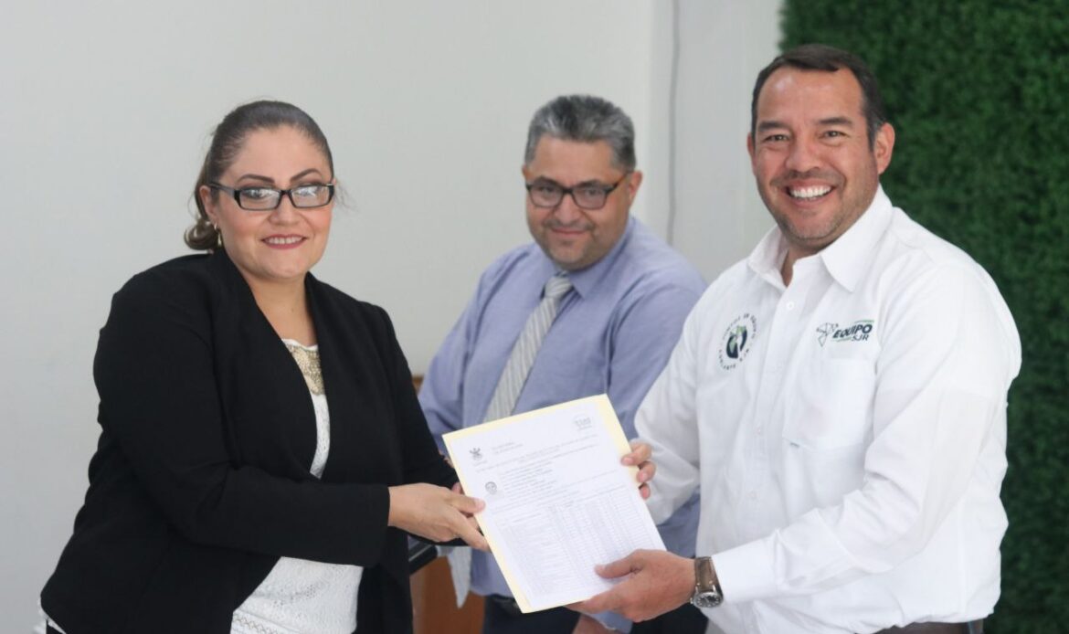 Roberto Cabrera entrega certificados de bachillerato en San Juan del Río