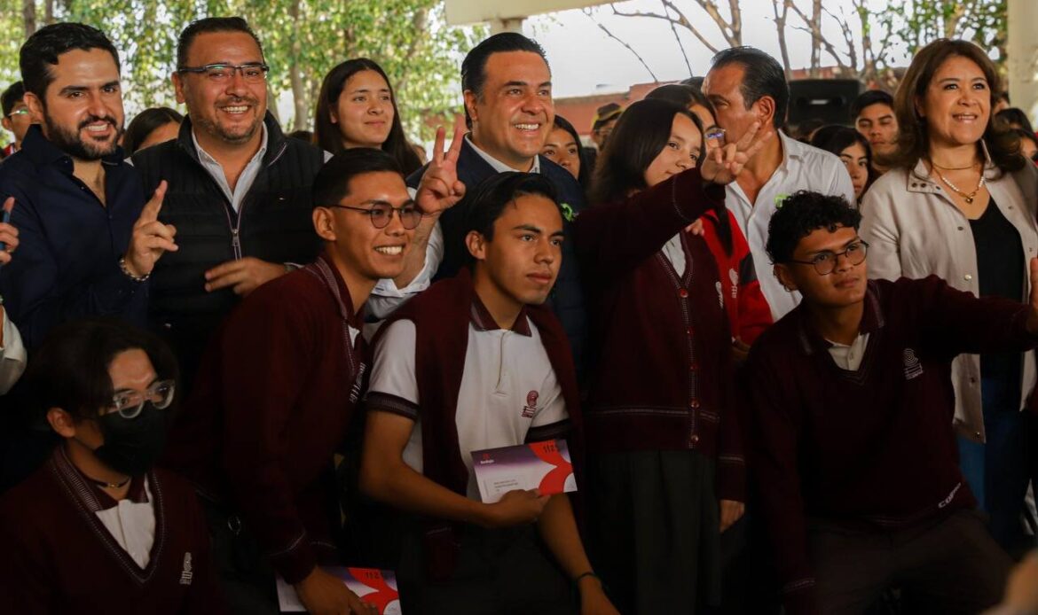 Luis Nava entrega incentivos del programa Tu Beca a jóvenes de la capital