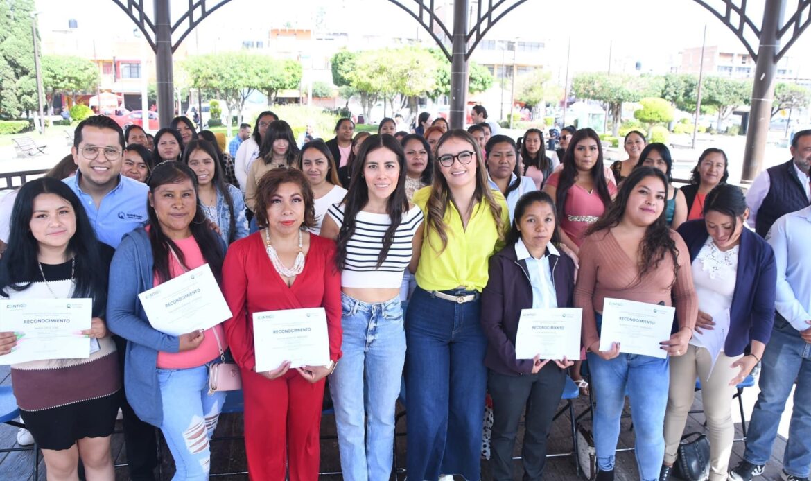Alcaldesa Lupita Pérez Montes hizo entrega de constancias a beneficiarias ezequielmontenses