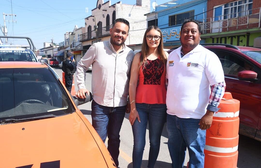 Lupita Pérez Montes entregó playeras y guarda sombras a taxistas de Ezequiel Montes