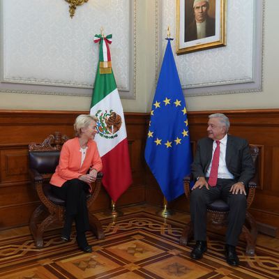 Acuerda AMLO y presidenta de Comisión Europea apresurar firma de TLC entre México y Europa 