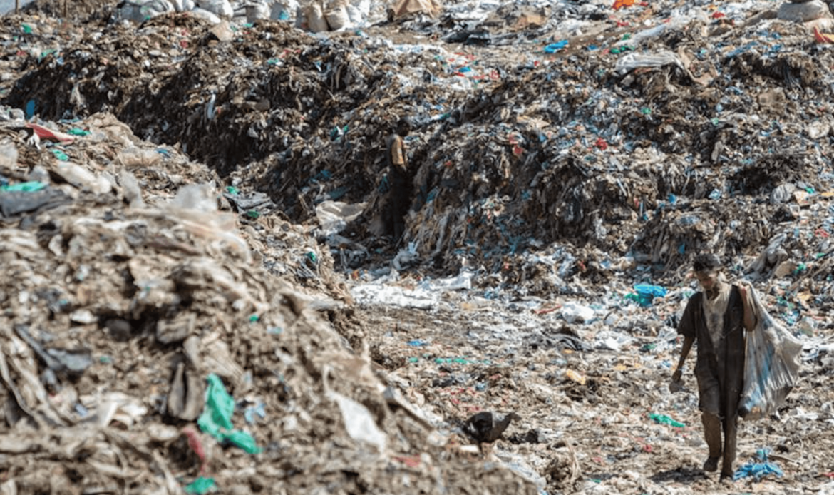 Un “maremoto tóxico” de plásticos amenaza los derechos humanos