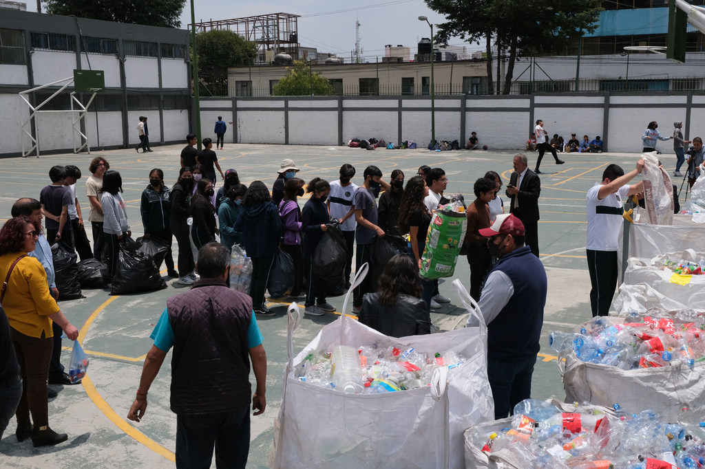Universitarios mexicanos recogen más de 70 toneladas de plástico