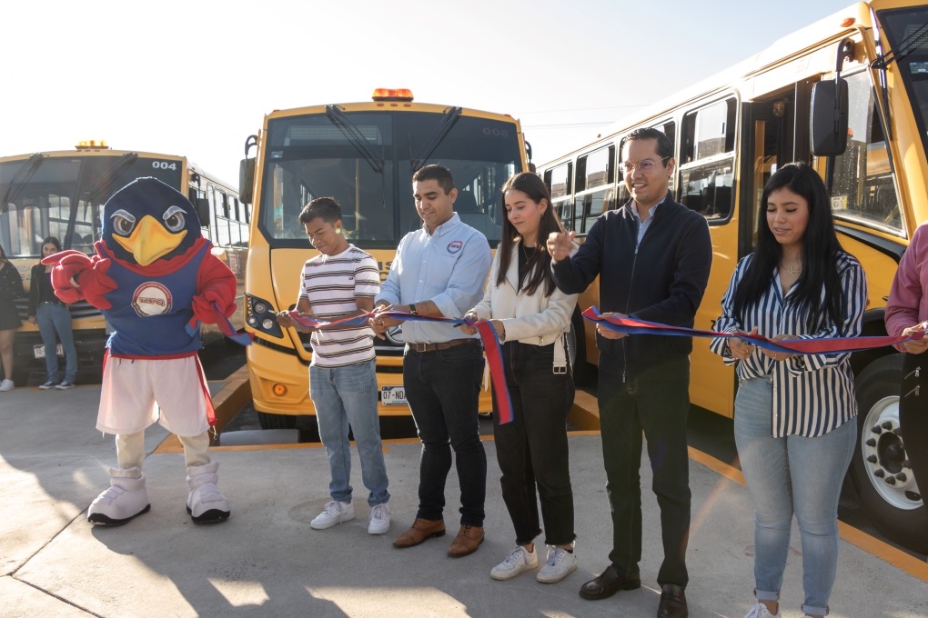 Dan banderazo de salida a dos nuevos camiones escolares de la UPQ
