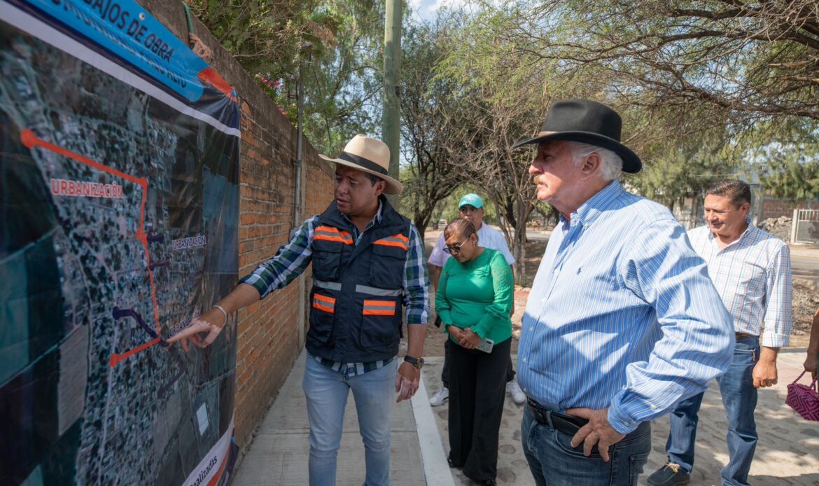 Enrique Vega entrega obras de urbanización en dos comunidades de El Marqués