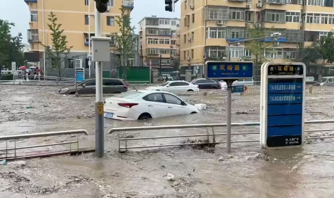 El tifón Doksuri dejó dos muertos en Beijing: hay 100 mil evacuados y alerta máxima por las inundaciones