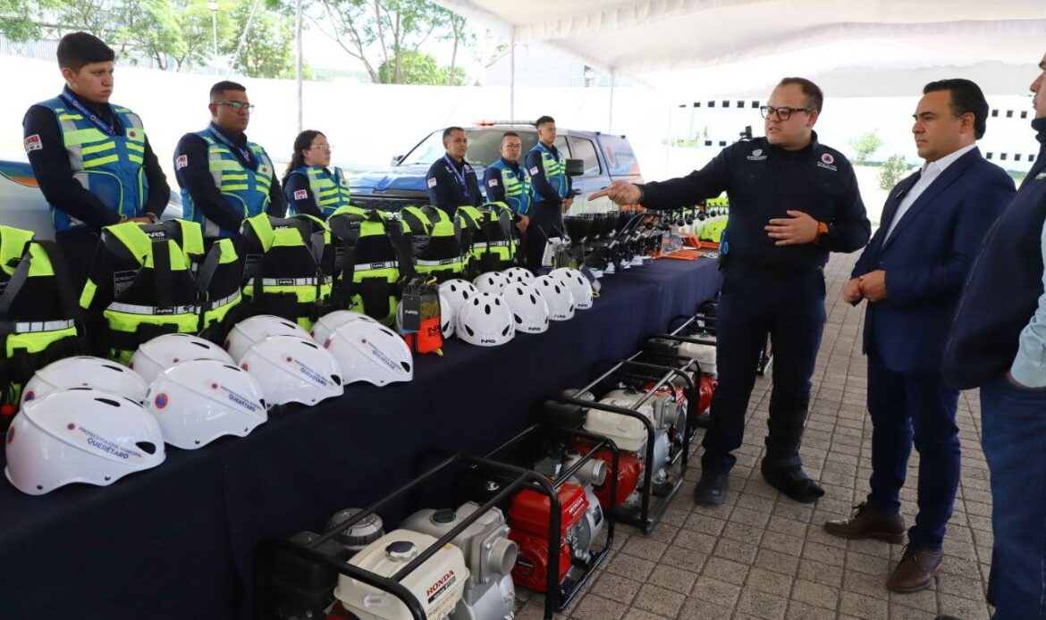 Entrega Luis Nava equipamiento a Protección Civil Municipal