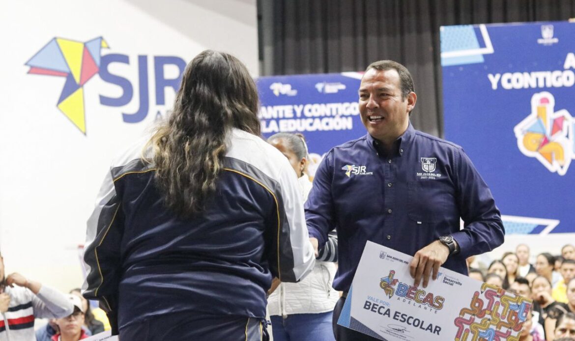Roberto Cabrera realiza cuarta entrega de “Becas Adelante” en San Juan del Río