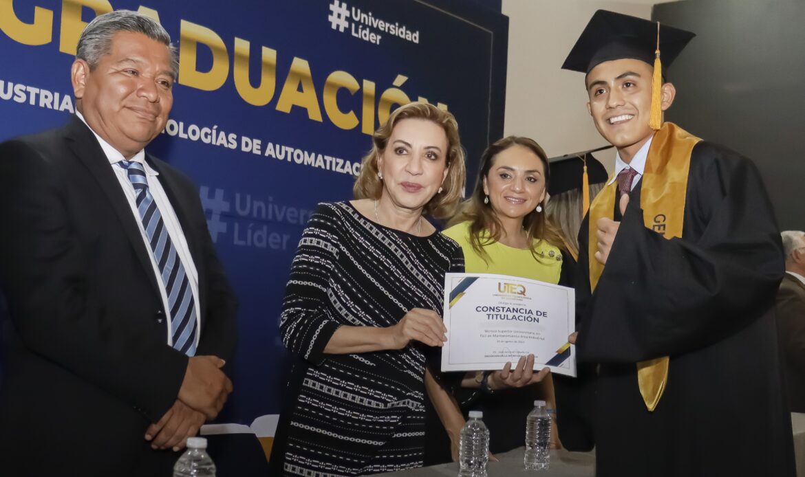 Encabeza Lupita Murguía graduación de estudiantes de la División Industrial de la UTEQ