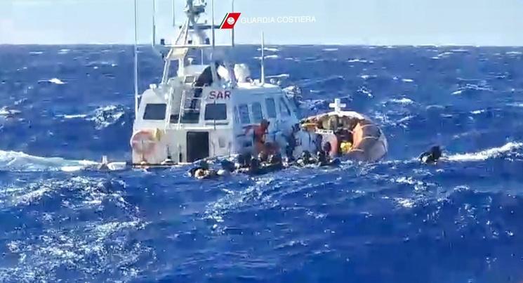 Rescatan a decenas de migrantes tras naufragios en costas de Italia