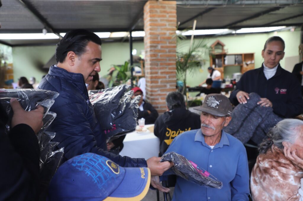 Conviven Luis Nava y Arahí Domínguez con adultos mayores de La Cañada de la Monja