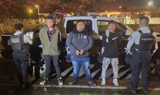 Seguimiento desde el C4 permite la detención de tres masculinos en Los Juncos; habrían robado tienda de conveniencia