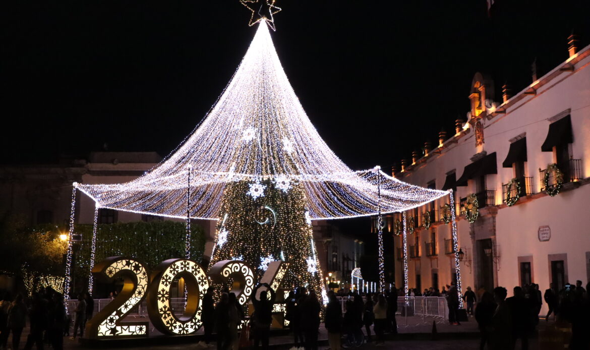 Alumbra iluminación navideña el Centro Histórico