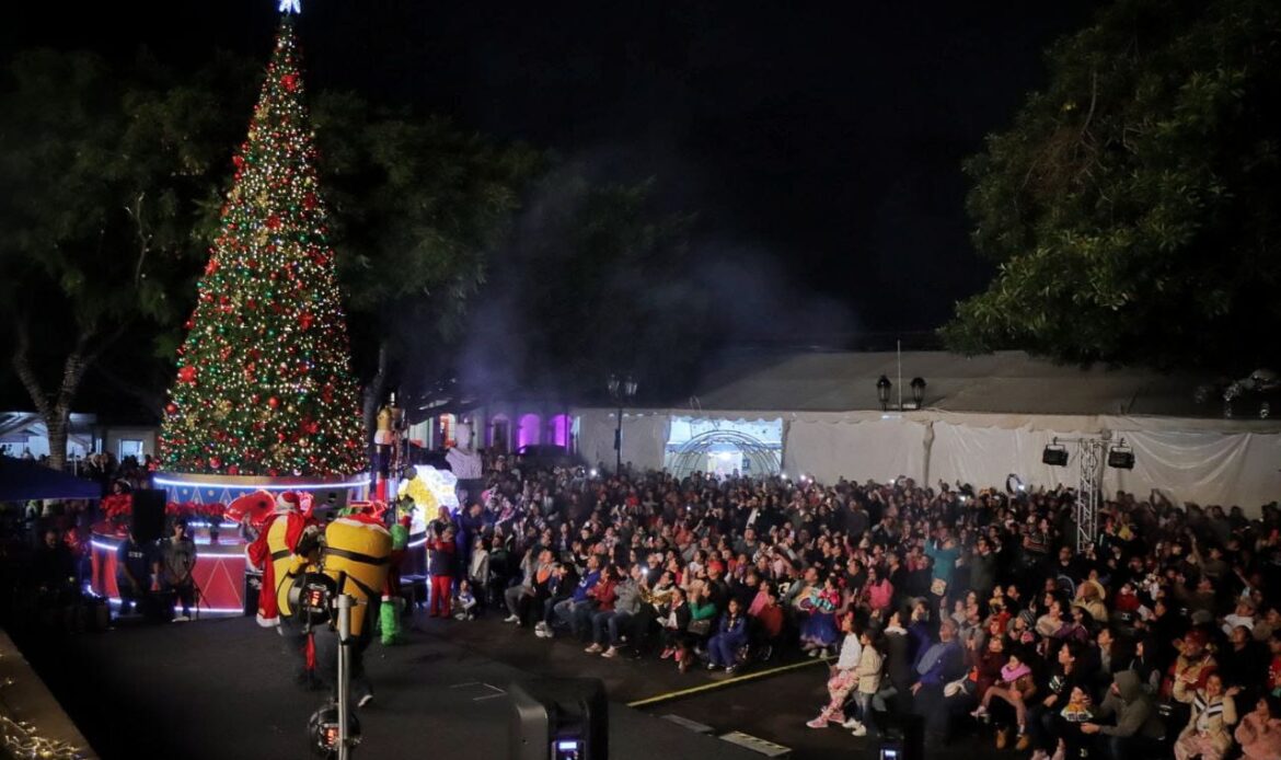 Familias de Corregidora presenciaron el encendido del Tradicional Árbol de Navidad