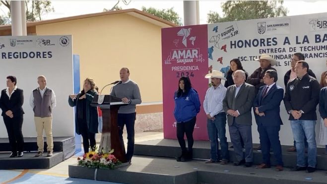 Alcalde de San Juan del Río entrega techumbre en telesecundaria de El Sitio