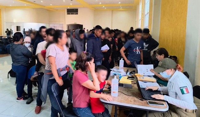 En una acción coordinada con autoridades federales y estatales, INM atendió a 726 migrantes que se encontraban en una bodega en Tlaxcala