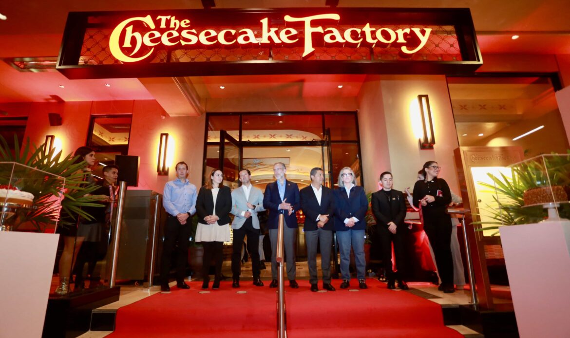 Titular de SEDESU inaugura Cheesecake Factory