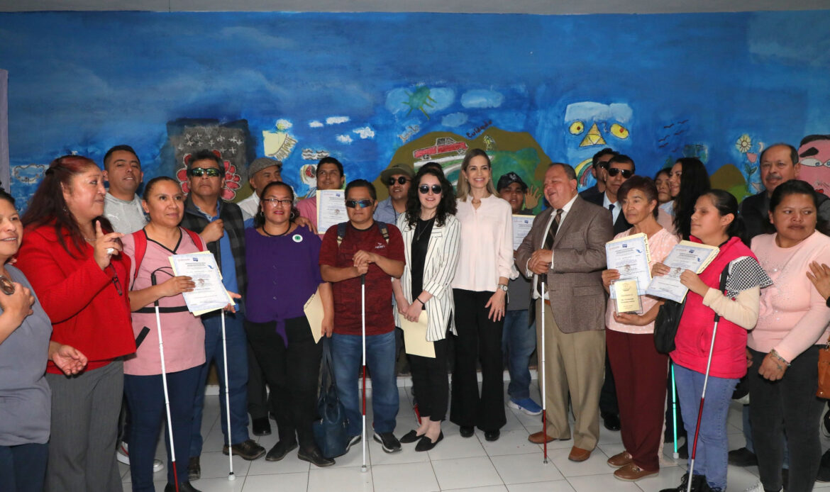 Autoridades del SEDIF entregaron constancias de estudios en la Escuela para Ciegos y Baja Visón