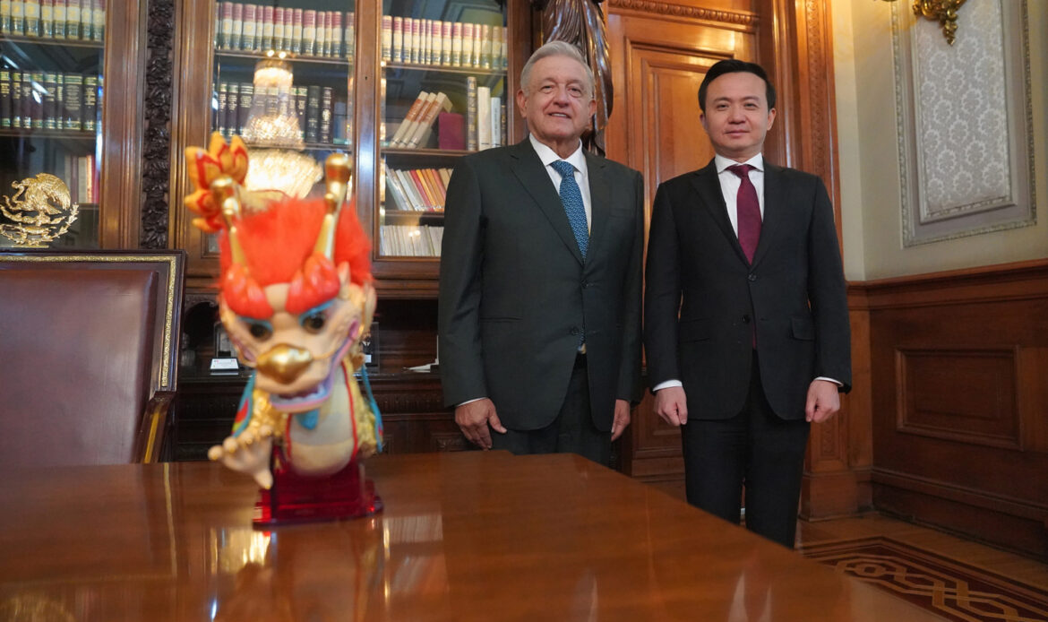 AMLO recibe dragón de buena fortuna por parte del gobierno de China; dialoga con embajador