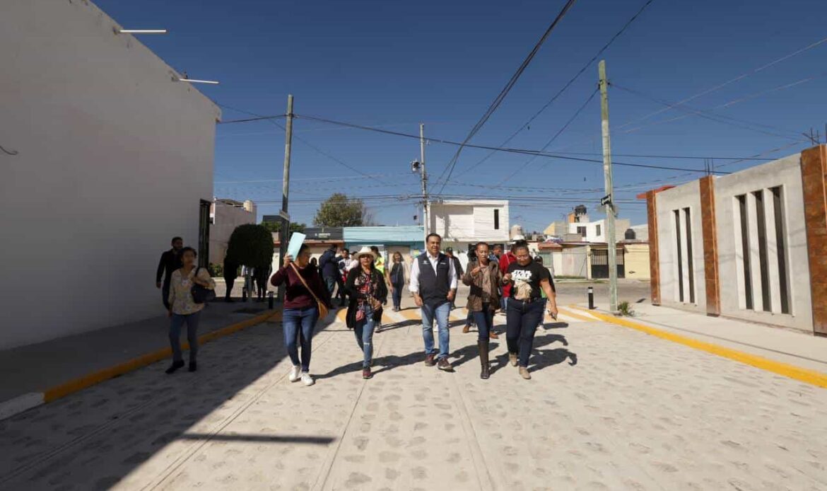 Acompaña Luis Nava a gobernador en entrega de rehabilitación de calles en Villas de Santiago
