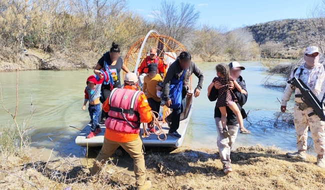Grupo Beta del INM Piedras Negras, rescata del Río Bravo a 73 migrantes y localiza tres cuerpos