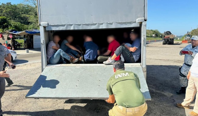 Con equipo de Rayos X, INM, Sedena y GN detectan y auxilian en Veracruz a 64 personas migrantes hacinadas en dos camionetas