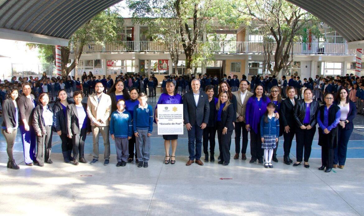 Entrega SSPMQ certificado a la Primaria Benito Juárez, como parte del Programa de Intervención en Centros Escolares