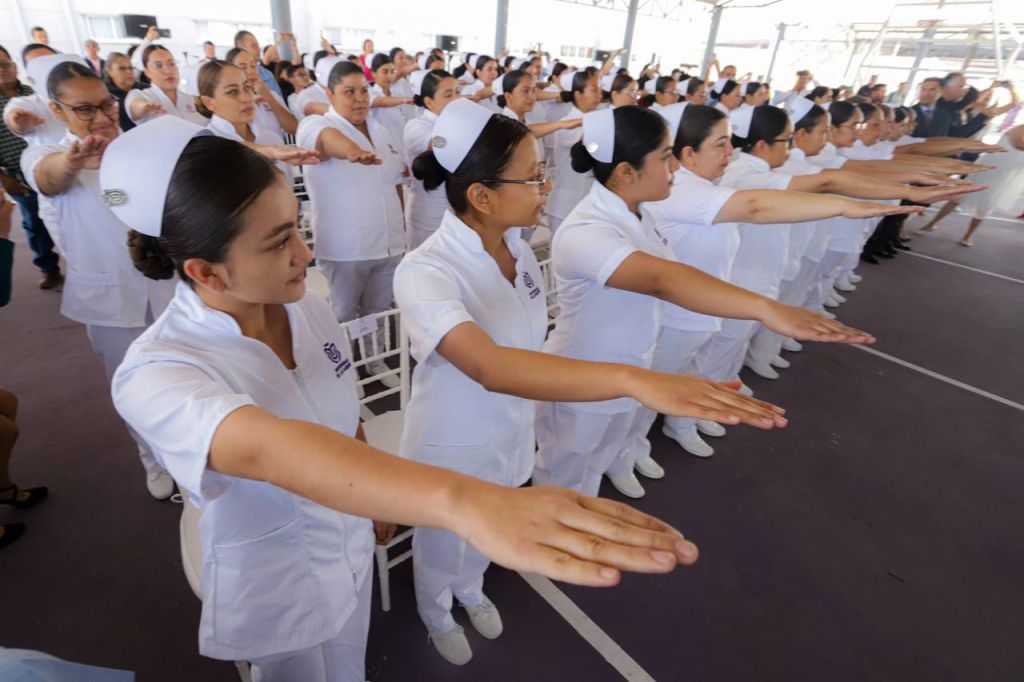 Egresan 39 alumnas de enfermería para integrarse al campo clínico