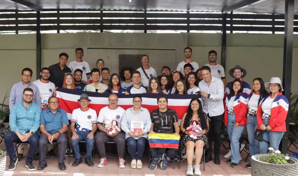 Recibe alcaldesa suplente de Corregidora a músicos y bailarines de Costa Rica y Colombia