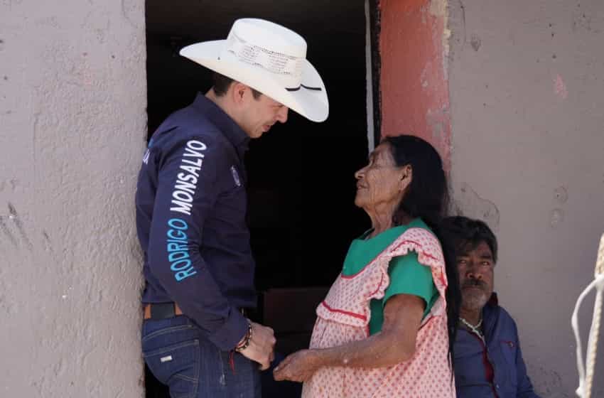 Rodrigo Monsalvo visita la comunidad de Santa Cruz