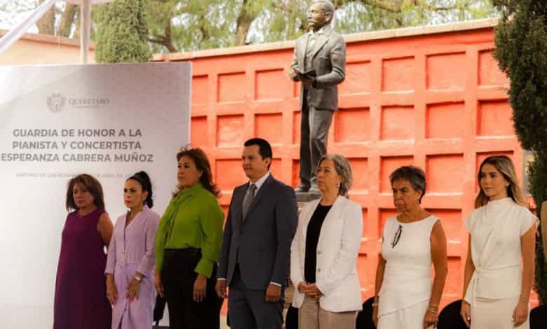 Dedica Municipio de Querétaro Guardia de Honor a Esperanza Cabrera Muñoz