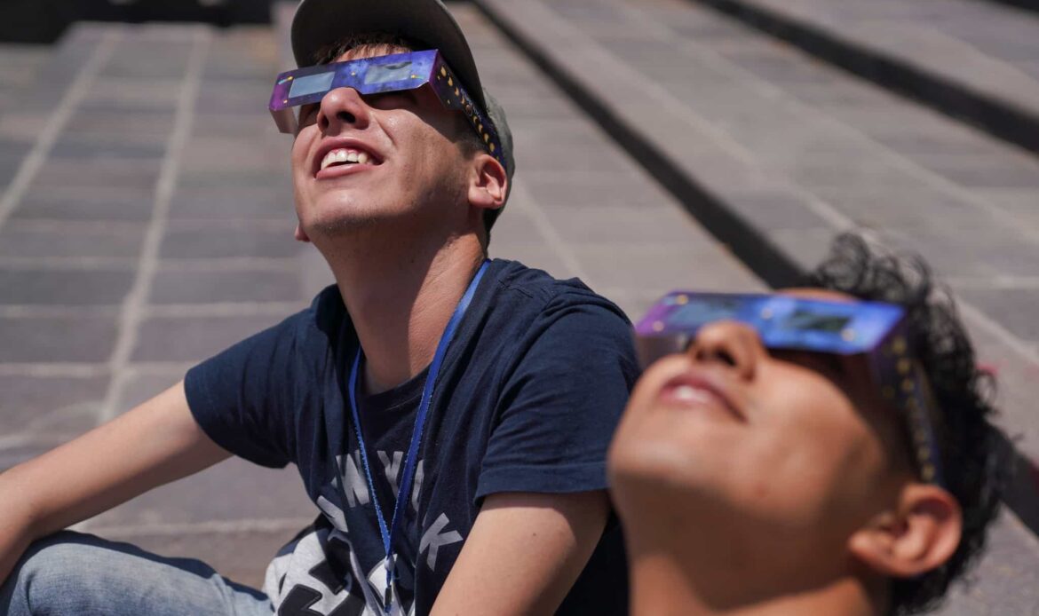Cerca de 800 personas observaron el eclipse solar en la UAQ