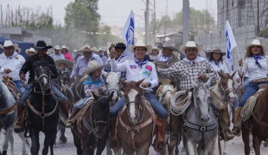 Rodrigo Monsalvo encabeza cabalgata con 500 jinetes