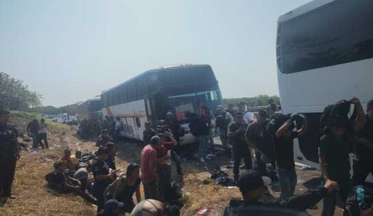 Auxilia INM a 407 personas migrantes abandonadas en tres autobuses en Veracruz